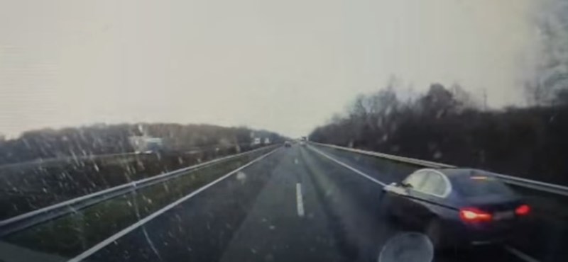 Mentőt előzött jobbról, majd büntetőfékezett egy BMW-s az autópályán - videó
