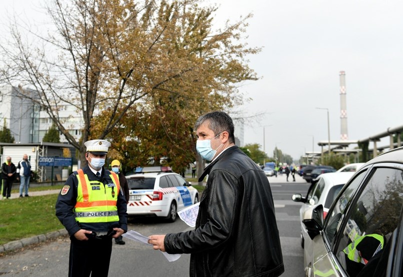 Police intervene again: car-free demonstration on MTVA - Action by Wind and Hadházy minute by minute