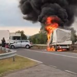 Videó: óriási lánggal égett egy kisteherautó az M0-ás felhajtónál