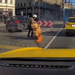 A motorcyclist struggled with his illuminated scooter on the Elizabeth Bridge - video