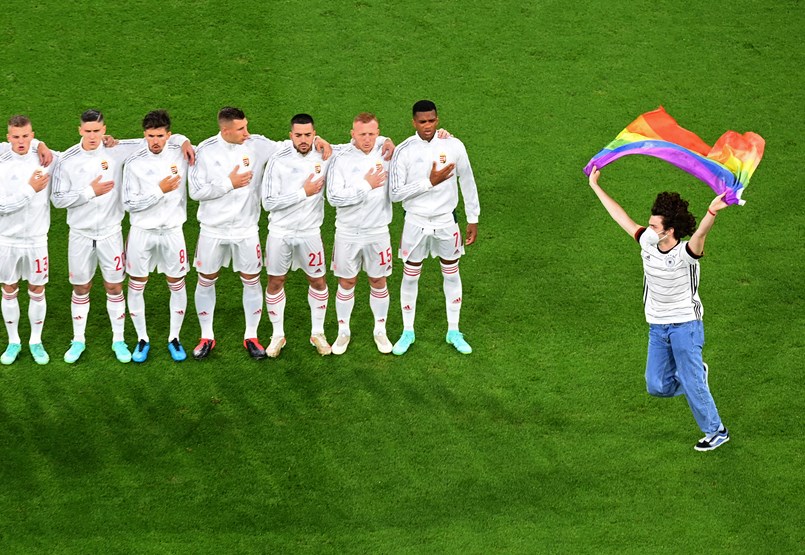 La polémica por el verano, el fútbol y la homofobia desvía la conversación de una multitud de temas escandalosos