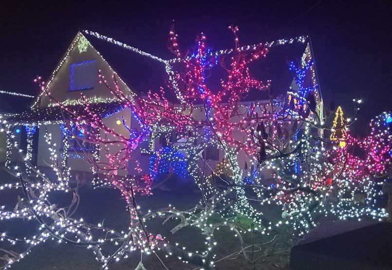 Like in the movies: two Christmas fairytale houses light up the streets of Csorvási - video