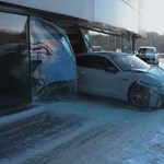 Áthajtott egy Porsche-kereskedés ablakán a lájkokért ? videó