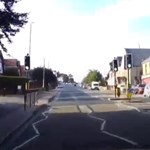 160-nal száguldott egy autó a rossz oldalon egy brit városban ? videó
