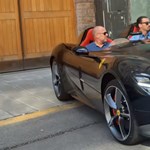 No es fácil para Ibrahimovic pasar desapercibido, sobre todo en un vídeo como este de Ferrari