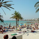 During the spring quarantine: sunbathing with a mask on the beach