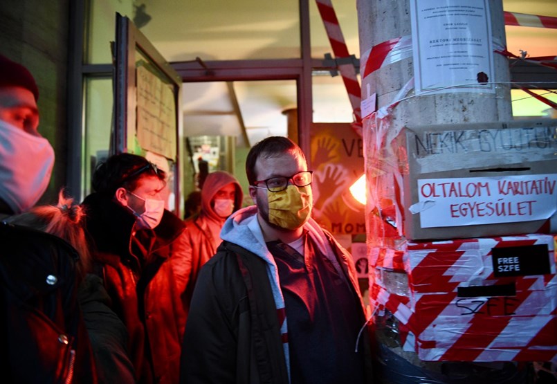 Will the lockdown be maintained or will students with SZFE be sent home?  - minute by minute of the scene