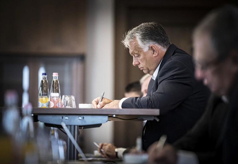 Orbán beats the battle drum to divert attention