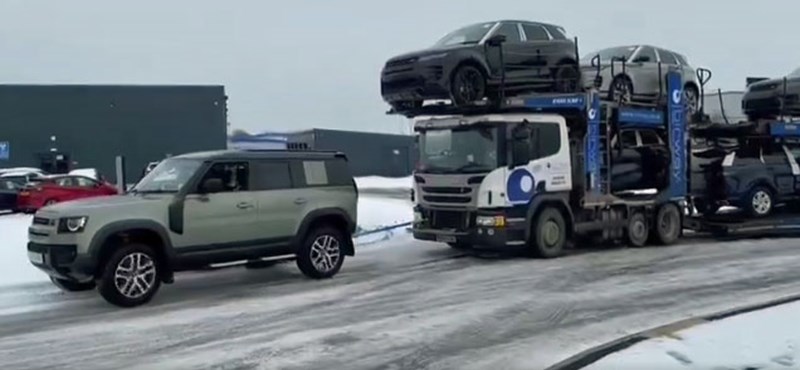 A kereskedés előtt álló vadonatúj Range Rover Defender húzta ki a bajból az autószállító kamiont ? videó