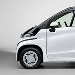 A Toyota új villanyautója mellett még a kis Smart is hatalmasnak tűnhet