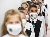 Wearing a mask until the first bite and after class sanitizing students at the bench: this is how the extraordinary school year begins