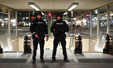 Terrortámadás Bécsben: három civil áldozat, egy fegyveres még menekül