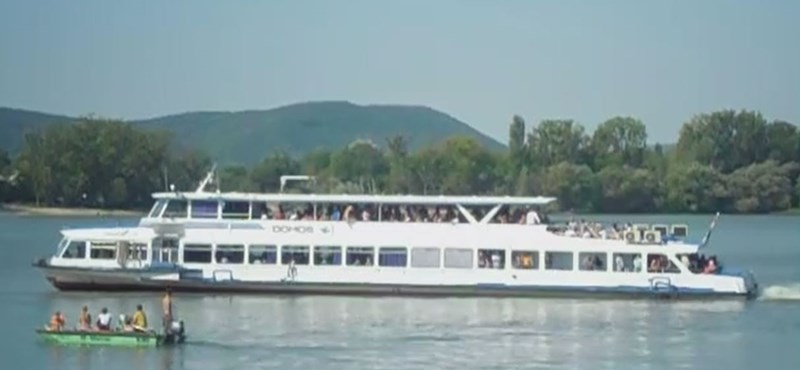 A cruise ship got stuck in Zebegény