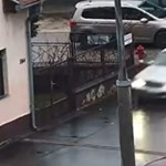 Videó: A járdán száguldott végig a dugó miatt egy Mercedes Soroksáron 