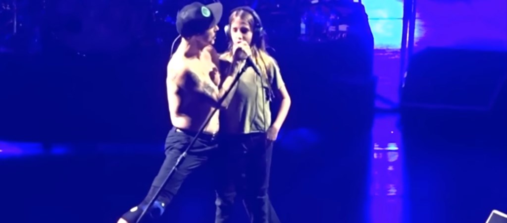 Kult Anthony Kiedis 9 Eves Fiaval Enekelt Egyutt A Torinoi Rhcp Koncerten Hvg Hu