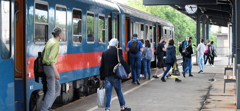 Egyórás késéssel és kimaradó járatokkal kell számolni az esztergomi vasútvonalon