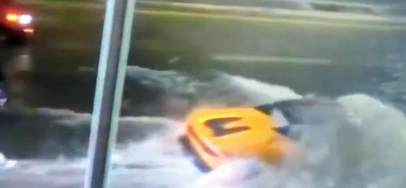 A víz alatt hajtott át a floridai áradáson egy Lamborghini sofőrje ? videó