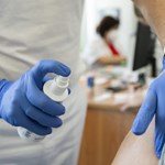 Anti-vacunadores prendieron fuego a un punto de vacunación polaco