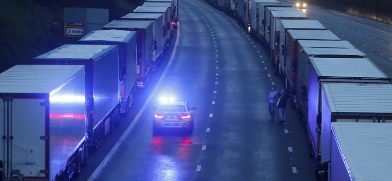 Káosz Dovernél: A kamionosok be vannak zárva, összetűzés volt a rendőrséggel is 